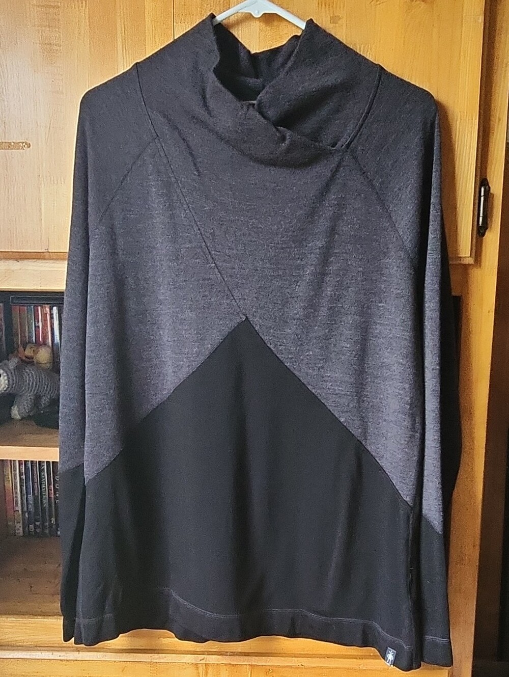 Smartwool Merino 250 Cowl Neck Asymmetrical Top, Women’s XL, Black/Gray. Good